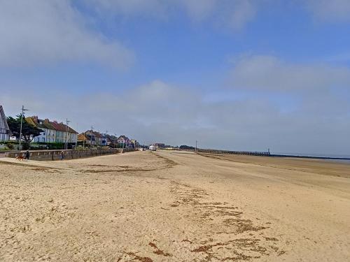 Appartement 4 personnes près de la mer avec terrasse et parking - FR-1-746-34 (Appartement 4 personnes pres de la mer avec terrasse et parking - FR-1-746-34) in Creully