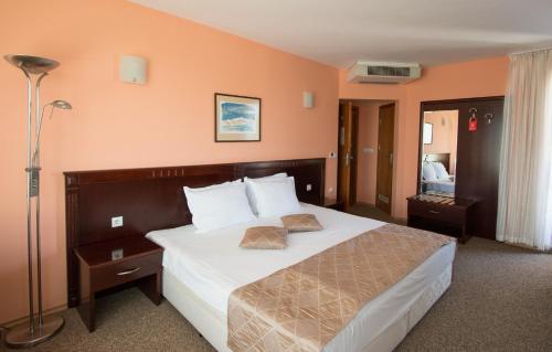 1 queen bed