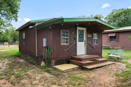 2 Sweet Cozy Cabin by Vacation Your Way in Hico, USA