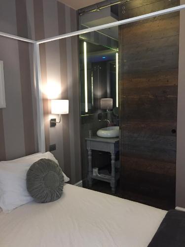 Deluxe Double Room image 7