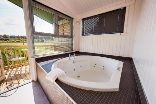 Silverwood Luxury Lodges & Bistro Barn - image 3