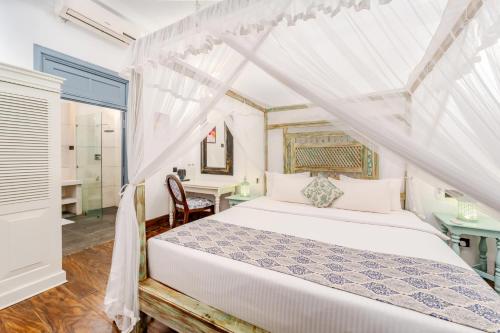 Double Room with Patio image 9