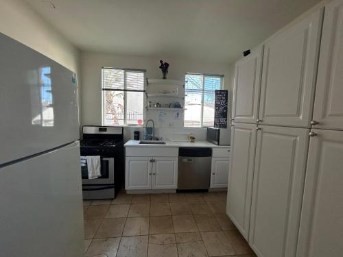 Hollywood Home near โรงละครกรีก