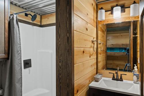 6 White Rose Tiny Home by Vacation Your Way in Hico, USA