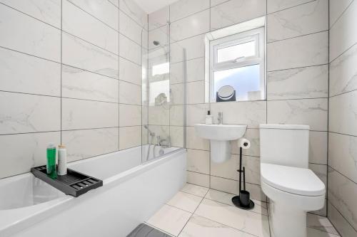 Four Bedroom House by Brookland Stays Serviced Accommodation Short Lets Manchester with Free WiFi, Manchester (photo 10)