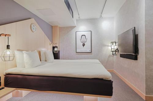 Hotel With Urban Deli - image 14