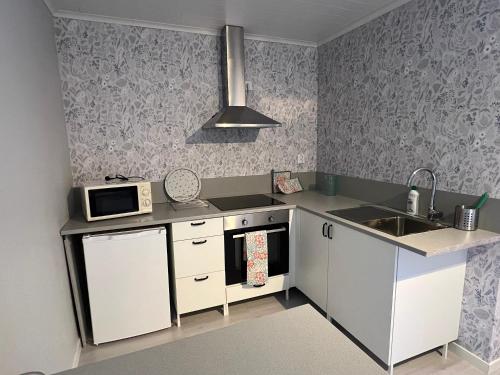 Nyrenoverad stuga på Mellersta Öland (Nyrenoverad stuga pa Mellersta Oland) in 보리홀름