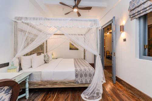 Double Room with Patio image 7