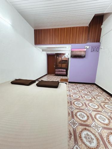 2 king beds, 1 queen bed, 1 double bed