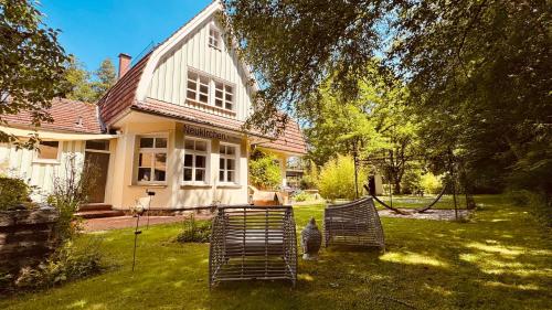 Klimaanlage, 5 Sterne Bahnhoftraum, 200qm Appartement "Waldzauber", 1200qm Garten, QR Code scannen f in Braunfels