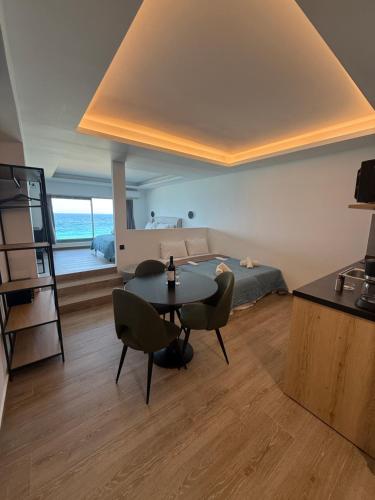 One-Bedroom Apartment with Sea View image 5
