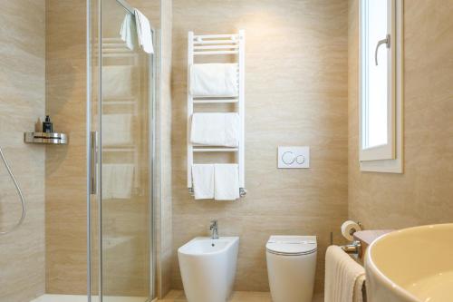 Double Room with Sea View image 6