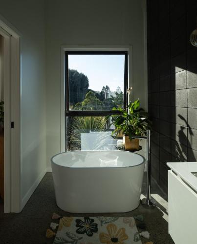 Bathroom, Manu Heights Retreat near Otago Peninsula