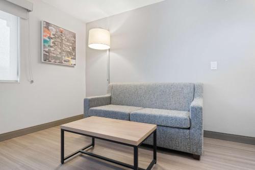 Phoenix Inn & Suites Lake Oswego - image 6