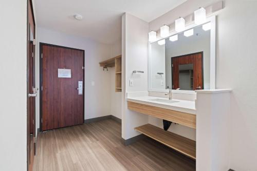 Phoenix Inn & Suites Lake Oswego - image 10