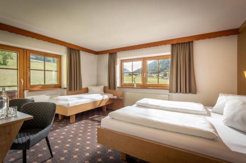 1 queen bed, 1 twin bed