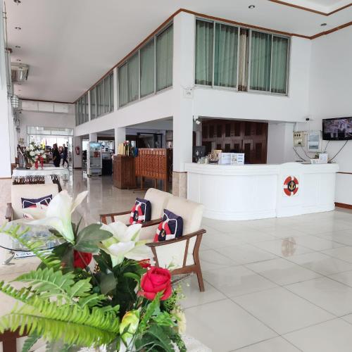 メーサイ(チェンライ) NAVY HOME HOTEL โรงแรมเนวี่โฮม 3つ星 ホテル プール