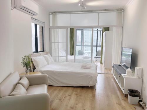 Quadruple Room with Private Bathroom image 2