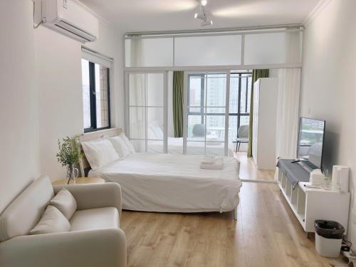 Quadruple Room with Private Bathroom image 3