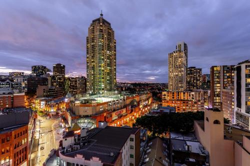 KozyGuru | Sydney CBD | Modern 2-Bedroom Apt - image 12