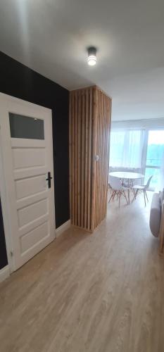 Nowoczesny jasny apartament nad Jeziorem