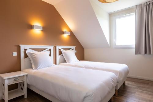 2 twin beds, 1 sofa bed