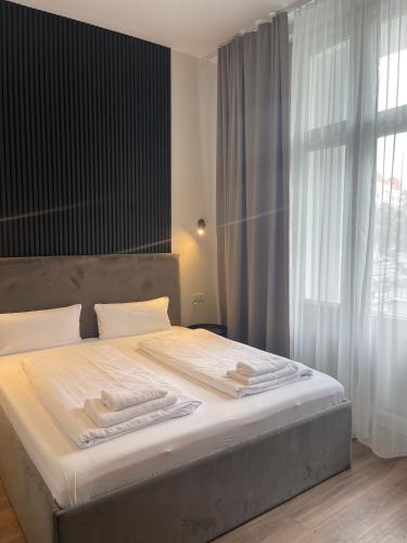 Motel Blue - Minimalist Boutique Hotel - image 2