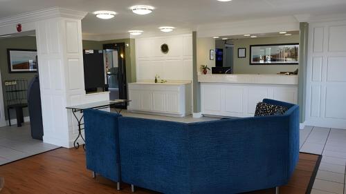 Lobi, Astoria Hotel West in Danville (VA)