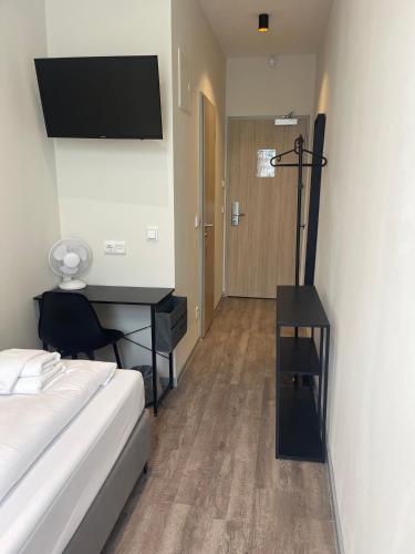 Single Room image 6
