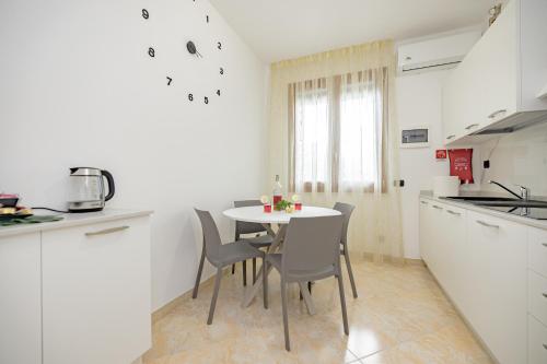 Kitchen, A1 Fiori di Pesco-TRILOCALE- Milano Rho fiera in Cesate