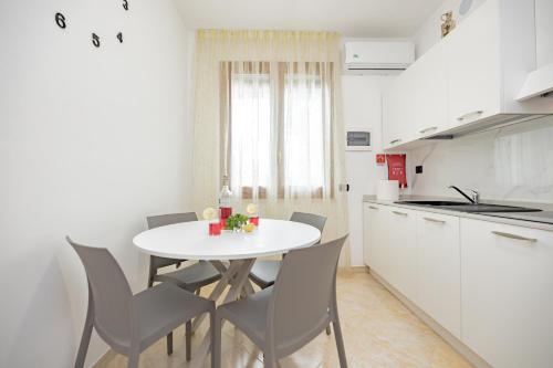 Kitchen, A1 Fiori di Pesco-TRILOCALE- Milano Rho fiera in Cesate