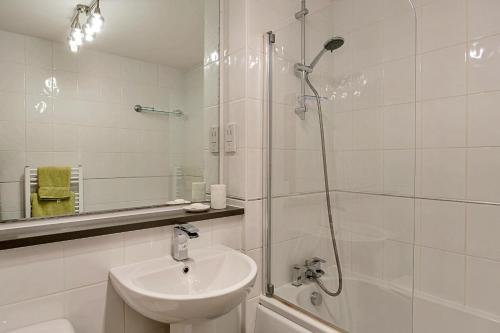 Classic Apartment image 6