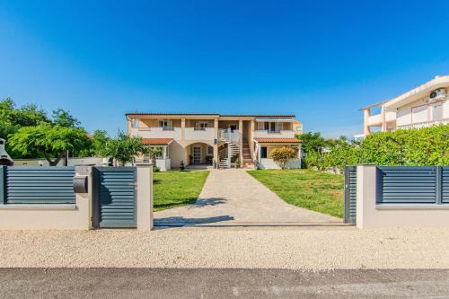 Apartments with parking space Zukve, Zadar - 24559 - Location saisonnière - Nin