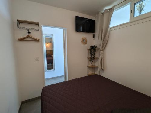 Studio Apartment with Sea View image 3