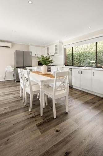 المرافق, منزل 150 متر مربع من 4 غرفة و2 حمام خاص في بحيرات تيلرز (Summery 4BR Home by Mel Airport CBD & Watergardens) in بحيرات تيلرز