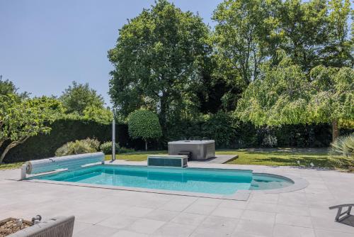 Villa avec Piscine, Jacuzzi et Sauna Privé dans les Dombes gîte à louer Rancé