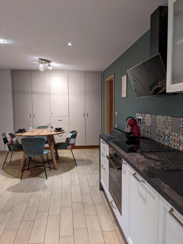 Aux Fleurs des Champs - Appartement avec Terrasse, Parking et Piscine in Buhl