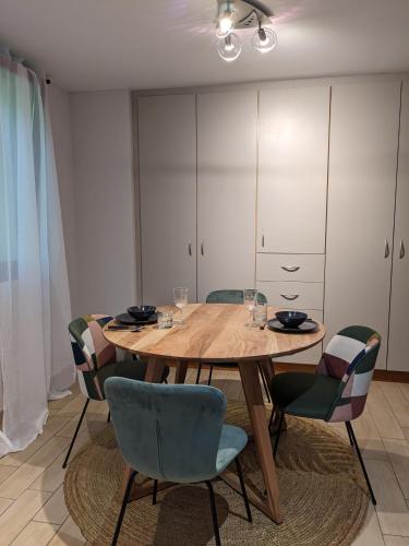 Aux Fleurs des Champs - Appartement avec Terrasse, Parking et Piscine in Buhl