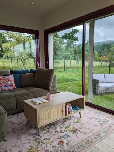 Aux Fleurs des Champs - Appartement avec Terrasse, Parking et Piscine in Buhl