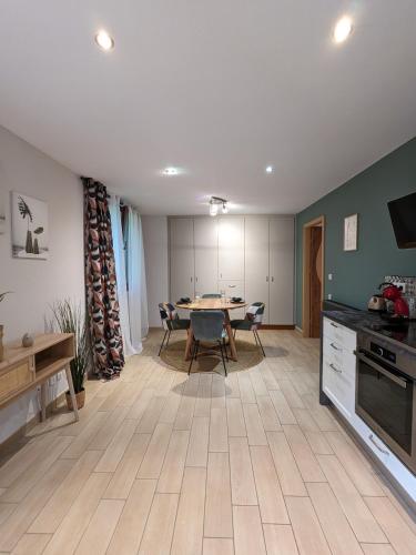 Aux Fleurs des Champs - Appartement avec Terrasse, Parking et Piscine in Buhl