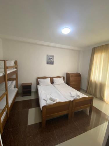 1 double bed, 2 twin beds, 2 bunk beds