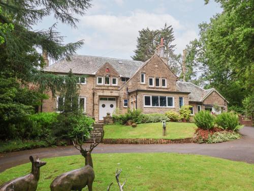 Exterior view, Raincliffe Manor in Scalby