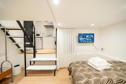 One-Bedroom Apartment image 10