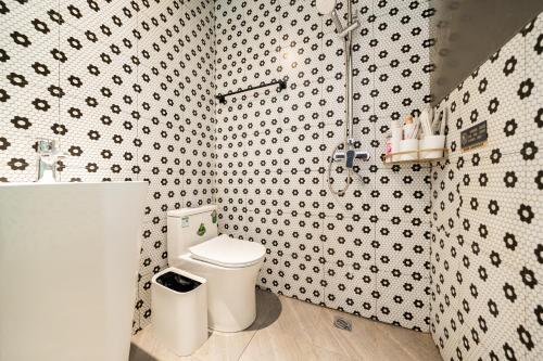One-Bedroom Apartment image 9