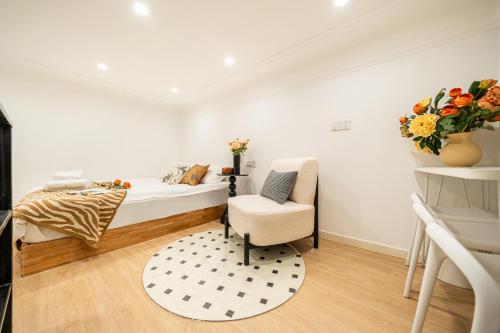 One-Bedroom Apartment image 8