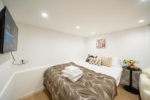 One-Bedroom Apartment image 7