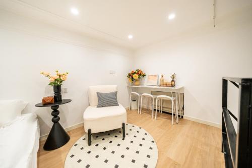 One-Bedroom Apartment image 5