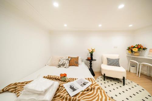 One-Bedroom Apartment image 3