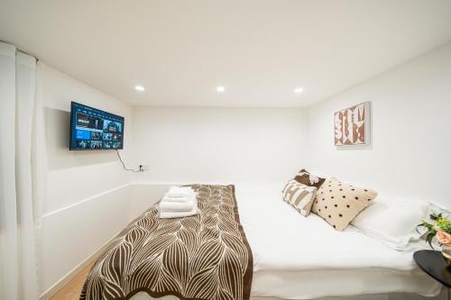 One-Bedroom Apartment image 2