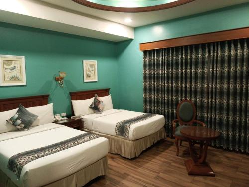Paragon Hotel and Suites Room Type - Premier Twin